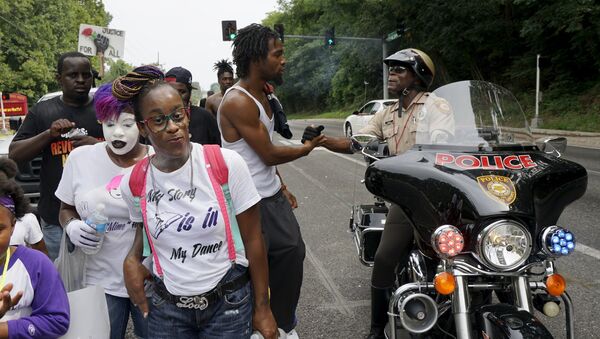 La policía de Ferguson no descansará durante el aniversario de la muerte de Michael Brown - Sputnik Mundo