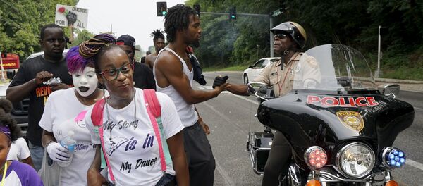 La policía de Ferguson no descansará durante el aniversario de la muerte de Michael Brown - Sputnik Mundo
