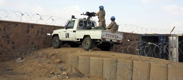 Peacekeepers stand guard at the entrance to the Minusma peacekeeping base in Kidal, Mali - Sputnik Mundo