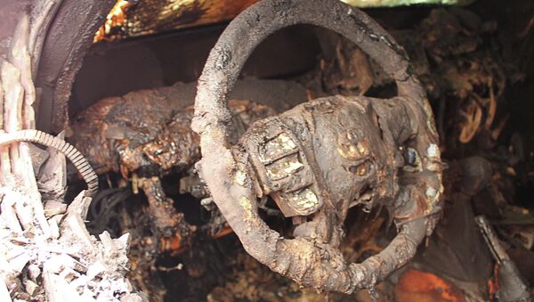 Anoche, varios coches de observadores de la OSCE fueron incendiados frente al hotel donde estos se alojaban en Donetsk - Sputnik Mundo