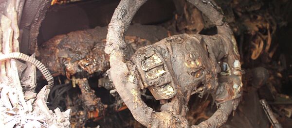 Anoche, varios coches de observadores de la OSCE fueron incendiados frente al hotel donde estos se alojaban en Donetsk - Sputnik Mundo