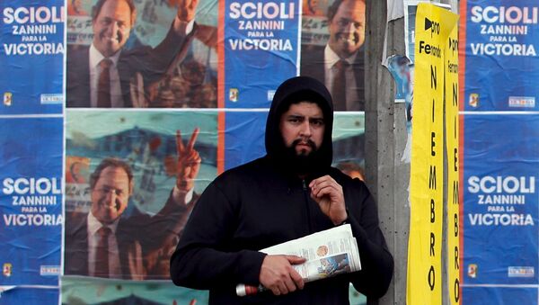 Pósteres promocionan el candidato presidencial Daniel Scioli en La Matanza, Argentina, el 29 de julio, 2015 - Sputnik Mundo