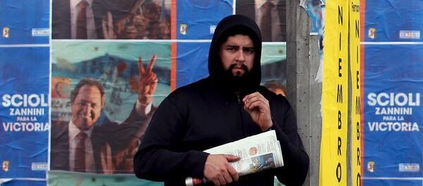 Pósteres promocionan el candidato presidencial Daniel Scioli en La Matanza, Argentina, el 29 de julio, 2015 - Sputnik Mundo