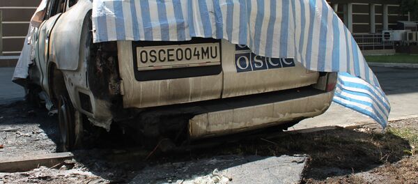 Anoche, varios coches de observadores de la OSCE fueron incendiados frente al hotel donde estos se alojaban en Donetsk - Sputnik Mundo