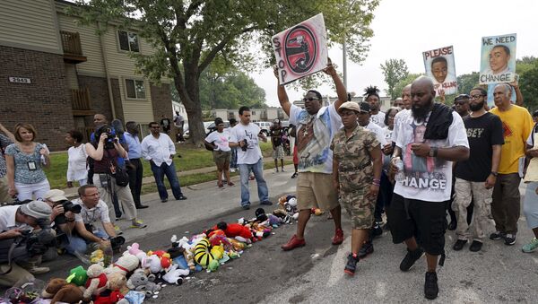 Ferguson conmemora el aniversario del asesinato de Michael Brown - Sputnik Mundo