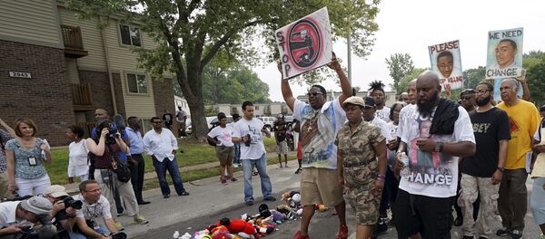 Ferguson conmemora el aniversario del asesinato de Michael Brown - Sputnik Mundo