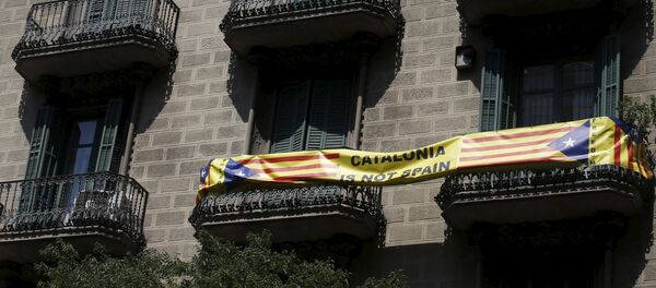 Póster con la bandera independentista de Cataluña en Barcelona, España. La frase en el póster dice «Cataluña no es España» Póster con la bandera independentista de Cataluña en Barcelona, España. La frase en el póster dice «Cataluña no es España» - Sputnik Mundo
