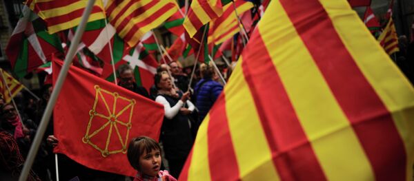 Manifestantes con las banderas de comunidades autónomas españoles Manifestantes con las banderas de comunidades autónomas españoles - Sputnik Mundo