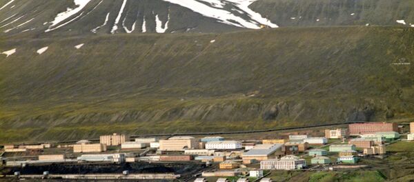 Поселок Баренцбург на острове Западный Шпицберген с высоты птичьего полета - Sputnik Mundo