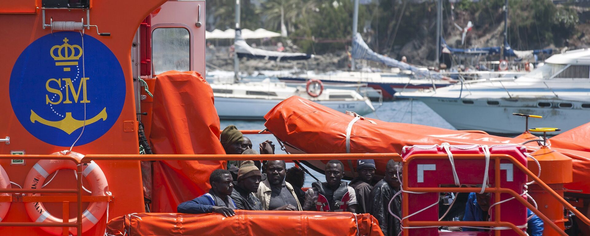 African migrants rest on board a Spanish rescue boat after arriving at Arguineguin port in the Canary Island Gran Canaria, Spain - Sputnik Mundo, 1920, 28.03.2021