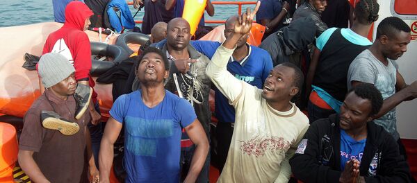 Inmigrantes africanos tras ser rescatados (archivo) - Sputnik Mundo
