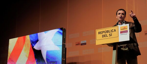 Leader of the ERC-Rcat-Catalunya SI party Alfred Bosch gives a speech during a campaign meeting in Barcelona - Sputnik Mundo