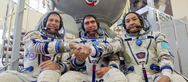 Cosmonautas Andreas Mogensen (Dinamarca), Serguéi Vólkov (Rusia) y Aydyn Aimbetov (Kazajistán) - Sputnik Mundo