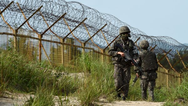 Soldados surcoreanos en el lugar de la explosión en la zona desmilitarizada Soldados surcoreanos en el lugar de la explosión en la zona desmilitarizada - Sputnik Mundo