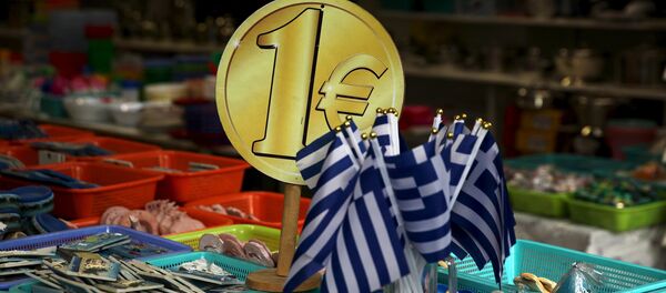 Greek flags are displayed for sale for one Euro at a shop in central in Athens, Greece July 26, 2015. Greek flags are displayed for sale for one Euro at a shop in central in Athens, Greece July 26, 2015. - Sputnik Mundo