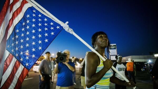 Protesta en Ferguson, el 10 de agosto, 2015 - Sputnik Mundo