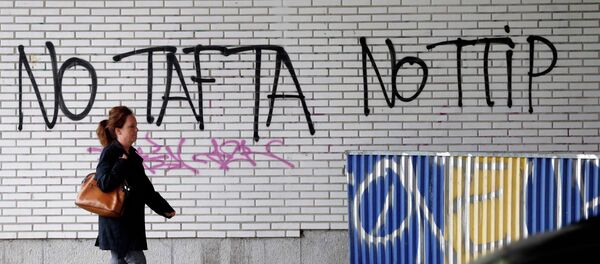 Grafitis en contra del TTIP en Bruselas, Bélgica - Sputnik Mundo