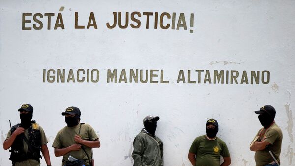 Milicianos en la ciudad de Tixtla, Guerrero, México - Sputnik Mundo