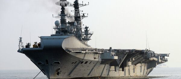Indian Navy's aircraft carrier INS Viraat is anchored off Mumbai harbour after an operational demonstration as a pre-cursor to the upcoming President's Fleet Review ( PFR-11) on November 14, 2011 - Sputnik Mundo