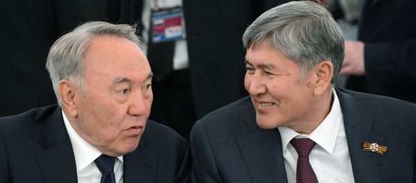 Presidente de Kazajistán, Nursultán Nazarbáev (izda.) y presidente de Kirguistán, Almazbek Atambáyev - Sputnik Mundo