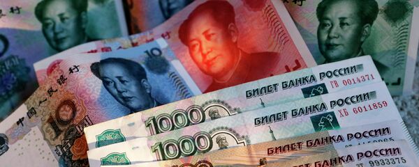 Yuanes y rublos (imagen referencial) Yuanes y rublos (imagen referencial) - Sputnik Mundo