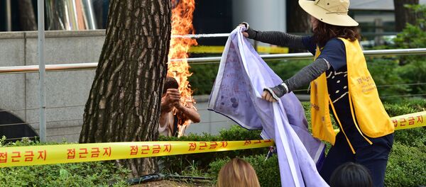 Autoinmolación de un anciano durante una protesta contra los abusos sexuales de Japón en la IIGM - Sputnik Mundo