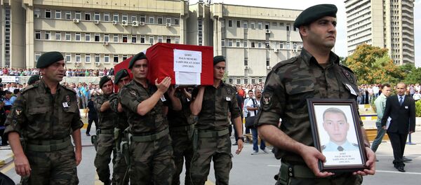 Policías turcos llevan el ataúd del comisario Sahin Polat Aydin, matado en el ataque de PKK en Silopi, Turquía, el 11 de agosto, 2015 - Sputnik Mundo