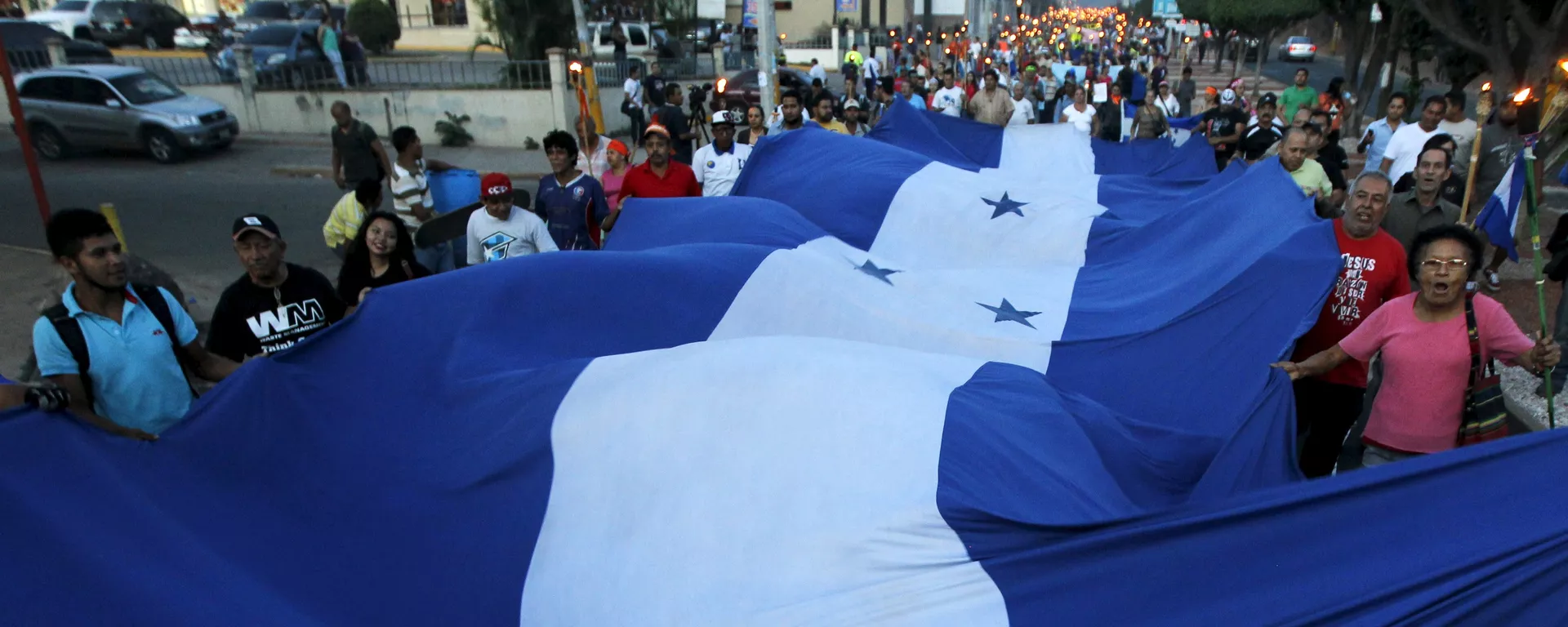 Demonstrators take part in a march to demand the resignation of Honduras' Demonstrators take part in a march to demand the resignation of Honduras' - Sputnik Mundo, 1920, 25.05.2021