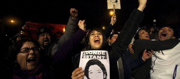 Manifestantes en las afueras del Hospital Militar de La Reina, donde murió Manuel Contreras. 8 de agosto de 2015 Manifestantes en las afueras del Hospital Militar de La Reina, donde murió Manuel Contreras. 8 de agosto de 2015 - Sputnik Mundo