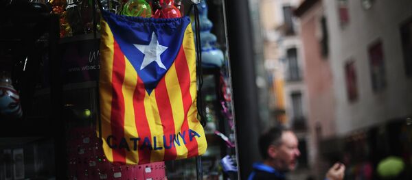 Saco de colores de bandera catalana independentista en Barcelona - Sputnik Mundo