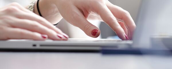 Una mujer trabajando con el ordenador (imagen referencial) - Sputnik Mundo