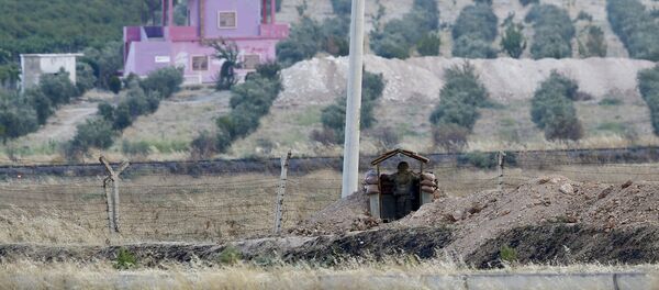 Soldado turco guarda la frontera con Siria - Sputnik Mundo