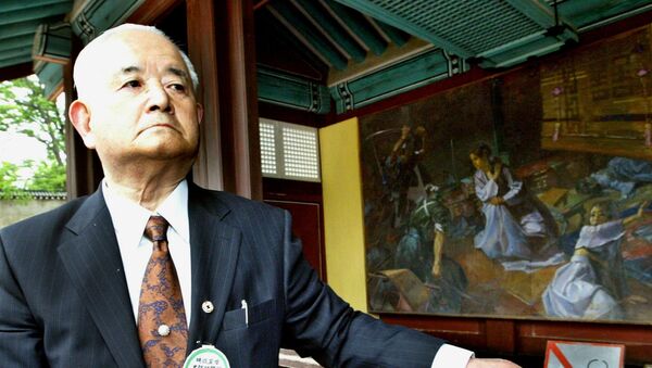 Tatsumi Kawano, nieto de Shigeaki Kunitomo quien asesinó a la emperatriz coreana Myeongseong, mira la pintura que representa su asesinato en Palacio Gyeongbok, en Seúl Tatsumi Kawano, nieto de Shigeaki Kunitomo quien asesinó a la emperatriz coreana Myeongseong, mira la pintura que representa su asesinato en Palacio Gyeongbok, en Seúl - Sputnik Mundo