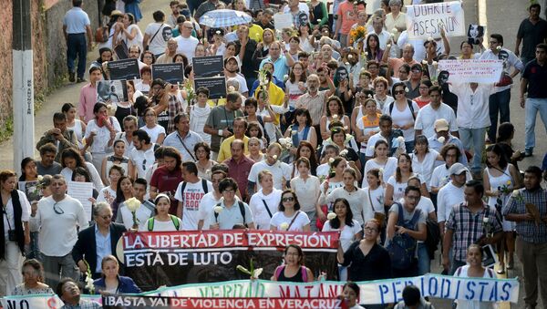 Journalists, activists and civil society members march to demand for justice for the five people killed in the country's capital, including a photojournalist, in Xalapa, Mexico - Sputnik Mundo