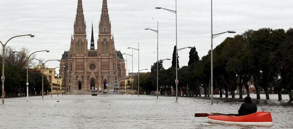 Inundaciones se vuelven arma arrojadiza en campaña electoral argentina Inundaciones se vuelven arma arrojadiza en campaña electoral argentina - Sputnik Mundo