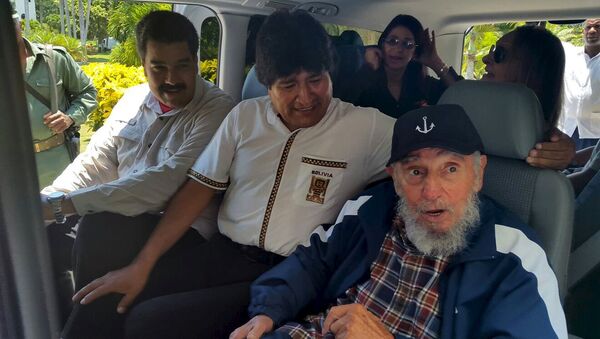 Cuba's former President Fidel Castro (R), Bolivia's President Evo Morales and Venezuela's President Nicolas Maduro sit together in a van in Havana, Cuba, August 13, 2015 - Sputnik Mundo