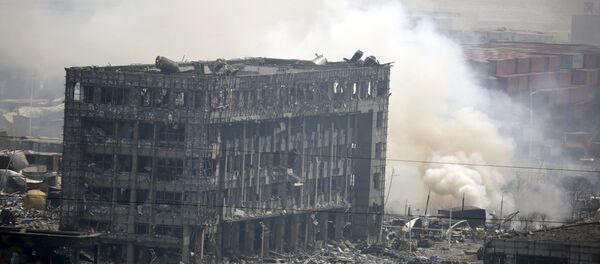 Más de 1.000 bomberos siguen luchando con el fuego en Tianjin, China - Sputnik Mundo