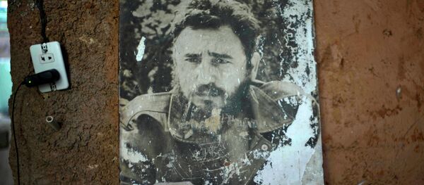 A black and white image of Fidel Castro is propped up against a wall in an apartment building undergoing renovations in Old Havana, Cuba - Sputnik Mundo