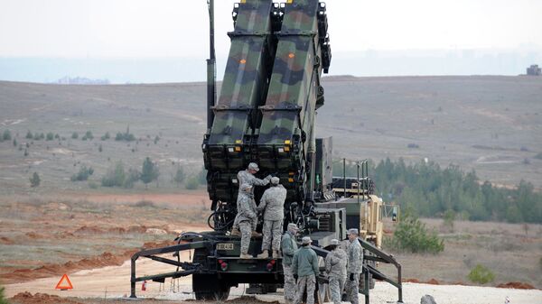 US soldiers work on a Patriot missile system - Sputnik Mundo