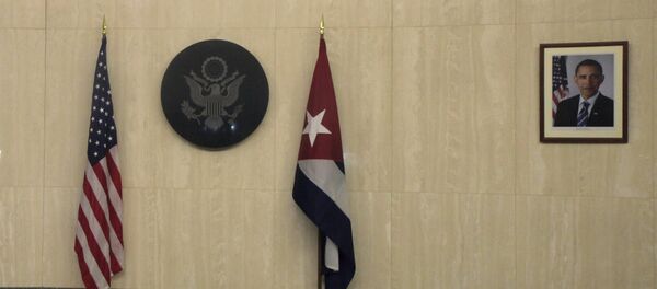 Banderas de EEUU y Cuba en la embajada de EEUU en La Habana - Sputnik Mundo