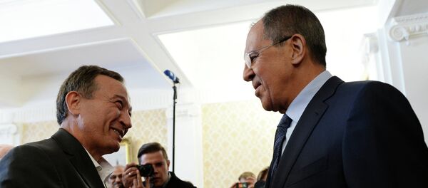 Ministro de Exteriores de Rusia, Serguéi Lavrov (dcha.) durante el encuentro con Haytham Manna - Sputnik Mundo