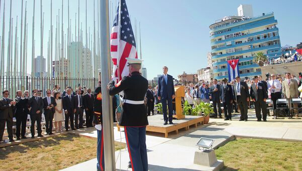 Marines izan la bandera ante la Embajada de EEUU en la Habana, el 14 de agosto, 2015 - Sputnik Mundo