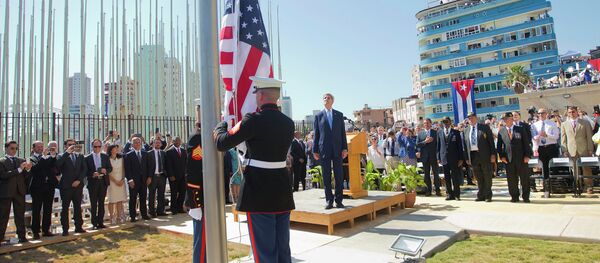 Marines izan la bandera ante la Embajada de EEUU en la Habana, el 14 de agosto, 2015 - Sputnik Mundo