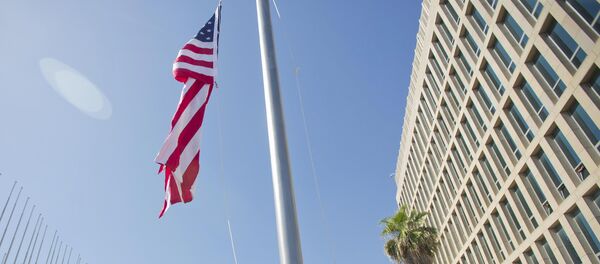 Marines izan la bandera ante la Embajada de EEUU en La Habana en presencia del secretario de Estado de EEUU, John Kerry - Sputnik Mundo