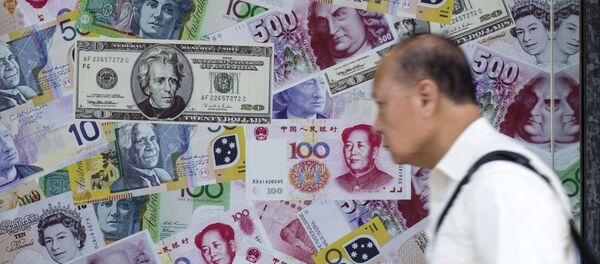A man walks past an advertisement promoting China's renminbi (RMB) or yuan, U.S. dollar and Euro exchange services at foreign exchange store in Hong Kong, China, August 13, 2015 - Sputnik Mundo