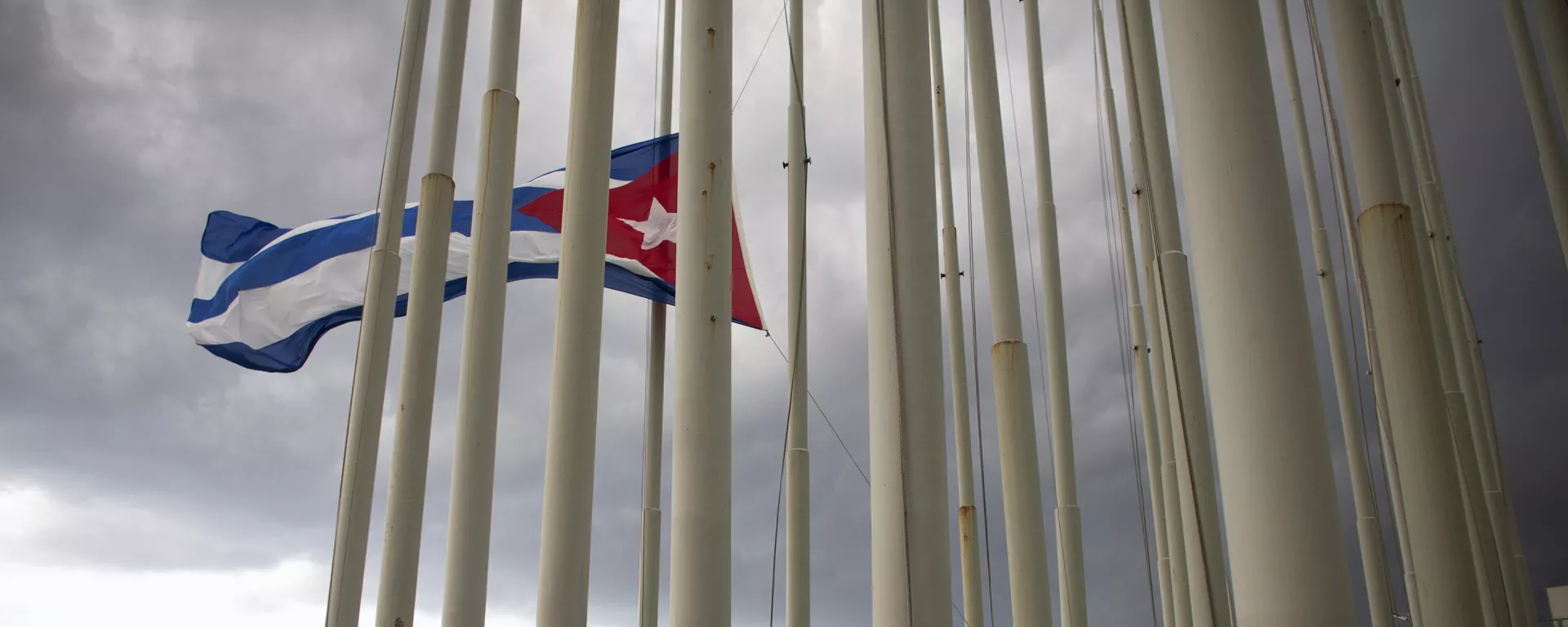 A man lowers the Cuban flag in Havana, August 15, 2015 A man lowers the Cuban flag in Havana, August 15, 2015 - Sputnik Mundo, 1920, 09.02.2021