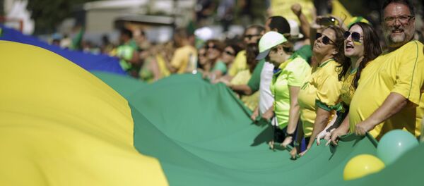 Miles de manifestantes gritan en Copacabana contra Dilma y “la amenaza comunista” - Sputnik Mundo
