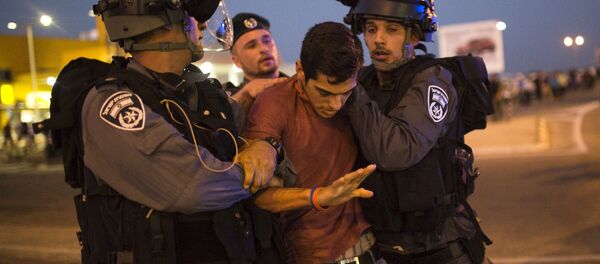 Choques entre judíos y palestinos ante un hospital israelí Choques entre judíos y palestinos ante un hospital israelí - Sputnik Mundo