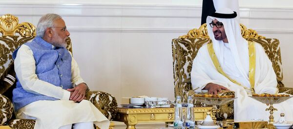 Narendra Modi, primer ministro de la India, y Mohamed bin Zayed Al Nahyan, príncipe heredero de los Emiratos Árabes Unidos, en Abu Dabi, el 16 de agosto, 2015 - Sputnik Mundo