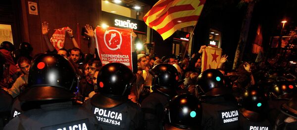 Policías españoles bloquean los miembros de CUP - Sputnik Mundo